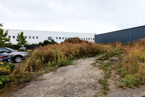 ein Gelände zwischen Bürogebäuden
