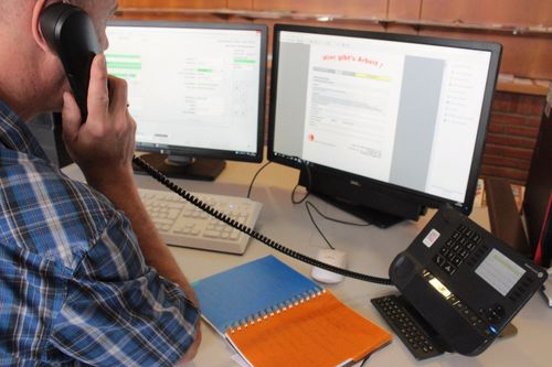 einen Mann am Telefon
