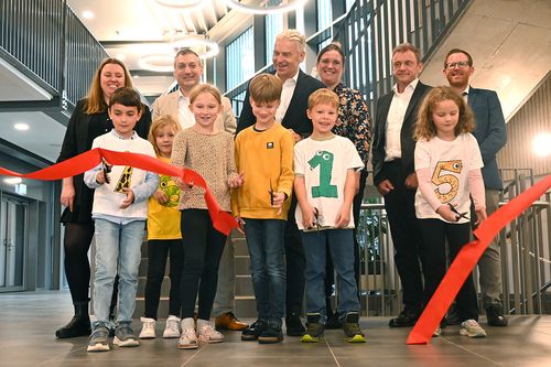 Die Schülerinnen und Schüler der Astrid-Lindgren-Schule Hochheim schneiden das Eröffnungsband durch

