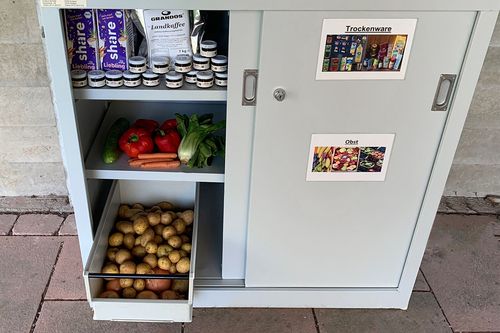 ein „Fairteiler“-Schrank mit Lebensmittelspenden
