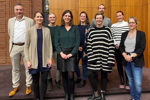 Gruppenfoto des neuen kreisweiten Elternbeirats, es zeigt (v. l. n. r.) Kreisbeigeordneten Axel Fink mit dem neuen Beirat Andrea Karsten, Linda Kohlen, Franziska Christian, Laura Pfeiffer, Lucie Viehl, Benjamin Belfiglio, Cora Schier und Laura Tappertzhof