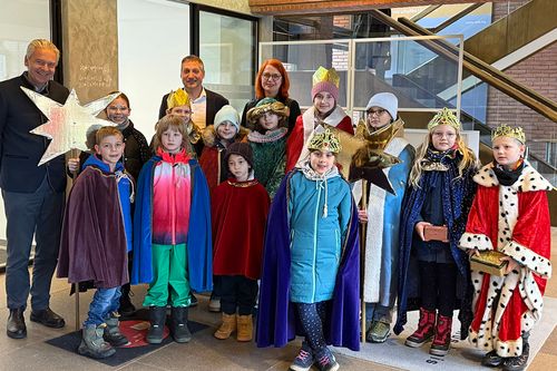 Die Sternsinger-Kinder beim Empfang im Landratsamt mit Landrat Michael Cyriax, Erster Kreisbeigeordneter Madlen Overdick und Dezernent Axel Fink
