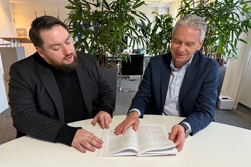 Landrat Cyriax (re.) und Kreisheimatpfleger Hübner Morgado beim Durchblättern des neuen Jahrbuchs
