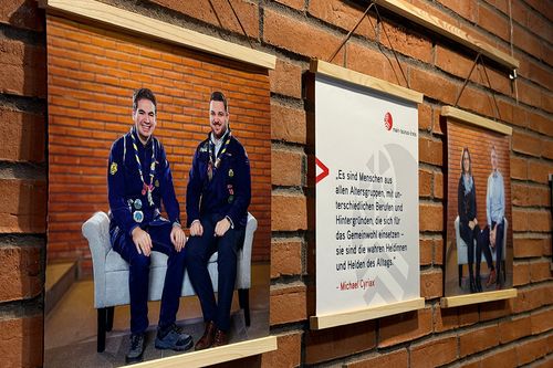 Drei Fotos der Ausstellung, die im Landratsamt ausgestellt wird, hängen an der Wand
