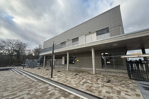 Die Fassade der neuen Main-Taunus-Schule von außen
