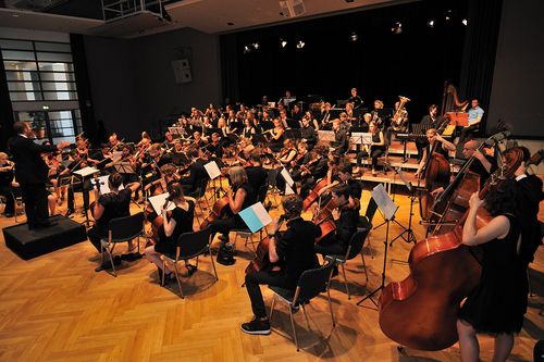Ein Archivbild einer früheren Probe des Jugendsinfonieorchester, zu sehen sind viele junge Menschen, die musizieren
