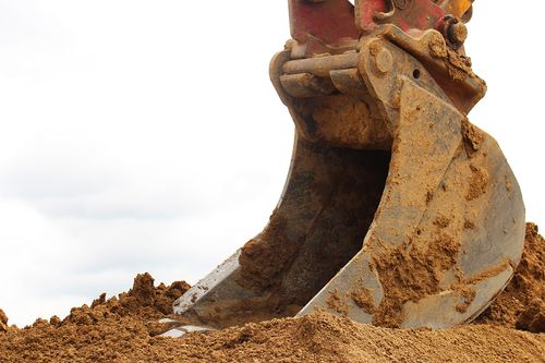 Archivbild einer Baustelle, das den Greifer eines Baggers in Nahaufnahme zeigt.
