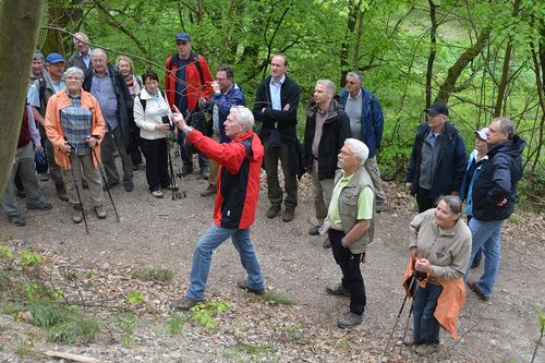 Ein Archivbild vom „Wandern mit dem Landrat“: Landrat Michael Cyriax mit Bürgerinnen und Bürgern beim Wandern durch die Gemarkung Bad Soden
