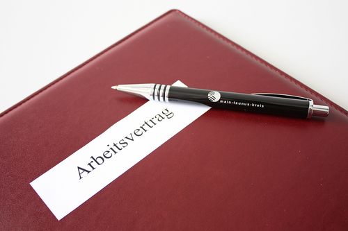 Zu sehen ist eine Mappe mit der Aufschrift Arbeitsvertrag
