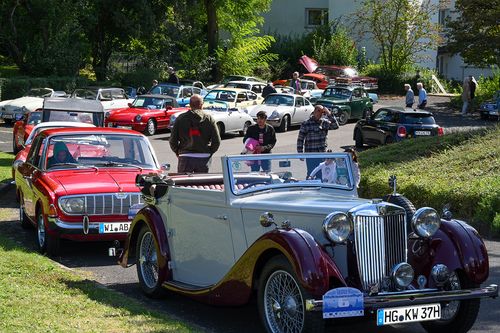 Archivfoto der Rallye aus dem Jahr 2024: Zu sehen sind mehrere Oldtimer, die sich in einer Reihe aufgestellt haben
