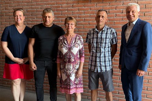 Gruppenbild mit fünf Personen

