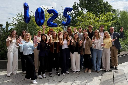 Ein Gruppenfoto mit jungen Frauen und Männern
