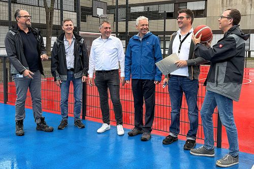 Ein Gruppenfoto mit sechs Männern auf dem Schulgelände
