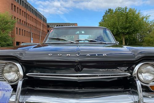 schwarzer Chevrolet Corvair
