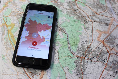 Handy liegt auf einer Landkarte
