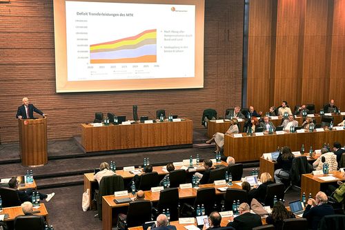 Sicht in den Plenarsaal mit Landrat Cyriax am Redepult
