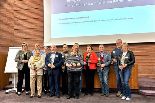 Staatssekretärin Optendrenk gemeinsam mit den geehrten ehrenamtlichen Betreuerinnen und Betreuern
