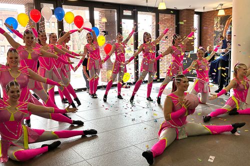 Eine Showtanzgruppe bei ihrer Aufführung im Landratsamt
