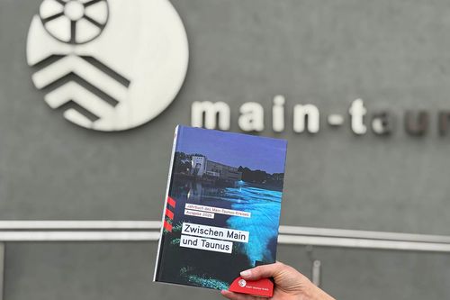 Person hält ein Buch in der Hand
