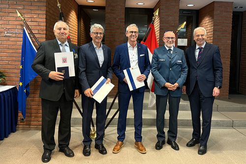 Gruppenfoto mit fünf Personen
