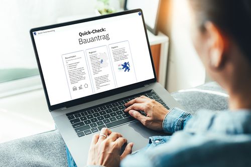 Eine Person schaut sich den QuickCheck Bauantrag auf dem Laptop an
