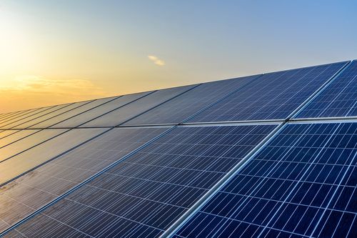 Solarpanele auf einem Dach
