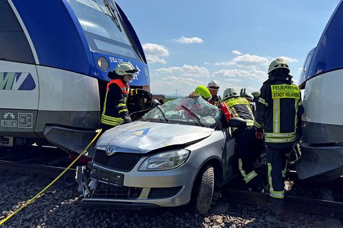 Unfall zwischen einem Auto und zwei Zügen
