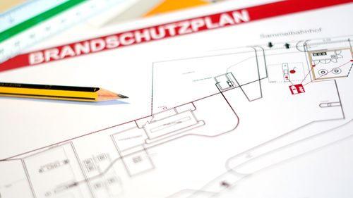 Detailaufnahme eines Brandschutzplans mit eingezeichneten Fluchtwegen und Symbolen