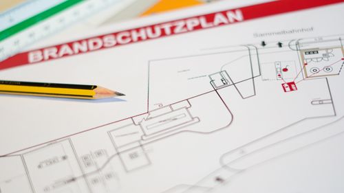 Detailaufnahme eines Brandschutzplans mit eingezeichneten Fluchtwegen und Symbolen