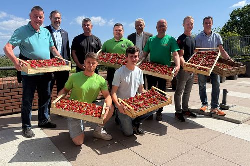 Gruppenfoto mit den Erdbeerbauern aus der Region
