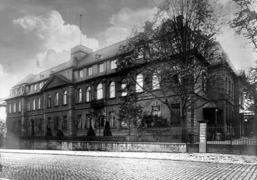 Ein schwarz-weiß Foto des alten Kreishauses von außen in Frankfurt-Höchst