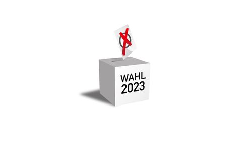 Eine Wahlurne mit dem Text Wahl 2023 und einem großen Kreuz auf einem Zettel