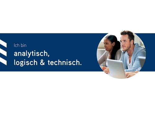 „Zwei junge Menschen sitzen im Unterricht zusammen und arbeiten konzentriert an einem Laptop; daneben der Text: ich bin analytisch, logisch & technisch