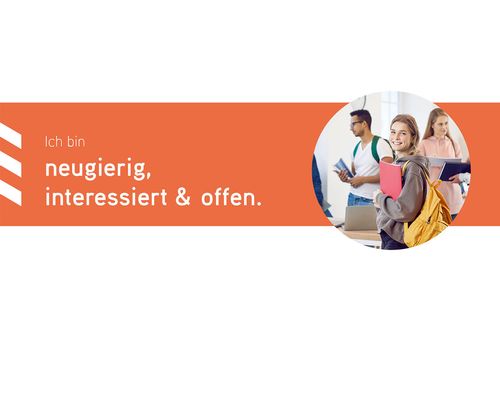 Drei junge Erwachsene mit Heften in den Händen schauen in die Kamera und lächeln; daneben der Text: ‚ich bin neugierig, interessiert und offen
