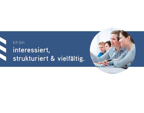Drei junge Erwachsene sitzen im Unterricht zusammen und arbeiten konzentriert mit Stift und Papier; daneben der Text: ‚ich bin interessiert, strukturiert & vielfältig
