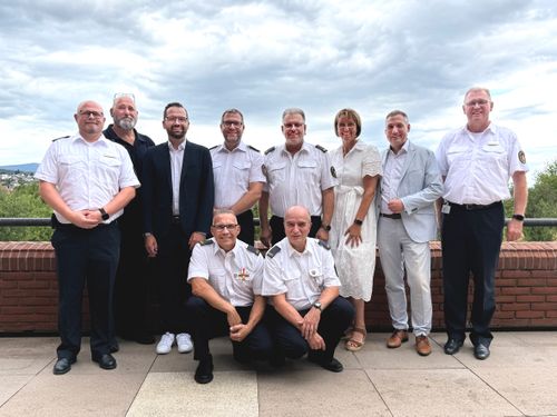 Zehn Menschen in einem Gruppenfoto