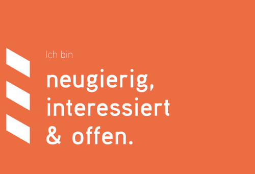 Eine orangene Texttafel mit der Aufschrift: Ich bin neugierig, interessiert und offen