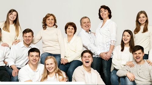 Eine Gruppe von mehreren Menschen Eine Gruppe von mehreren Menschen