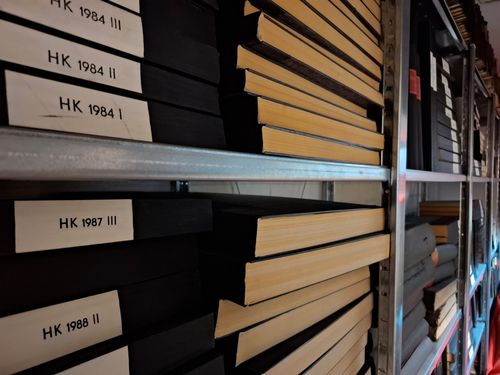Mehrere älteren Schriftbänder, die auf einem Regal platziert sind