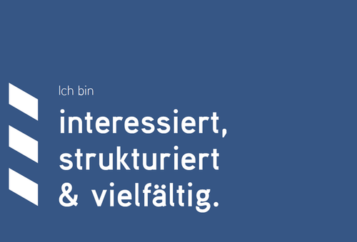Hellblaue Texttafel mit weißer Schrift: Ich bin interessiert, strukturiert und vielfältig