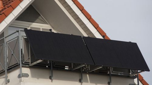 Solarmodule auf einem Balkon