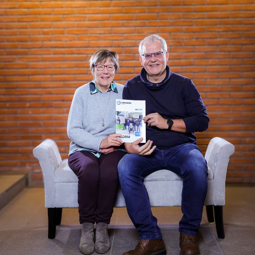 Ein Mann und eine Frau auf einer Sitzbank