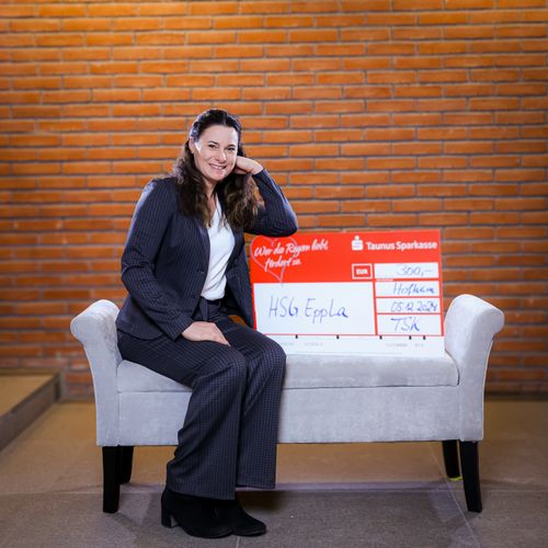 Eine Frau auf einer Sitzbank