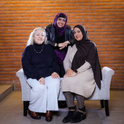 Drei Frauen auf einer Sitzbank