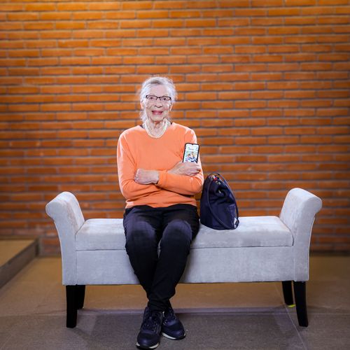 Eine Frau auf einer Sitzbank