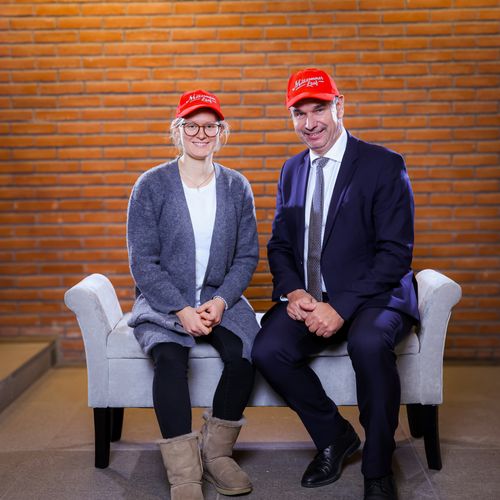 Eine Frau und ein Mann auf einer Sitzbank