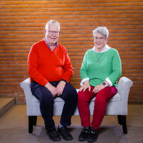 Eine Frau und ein Mann auf einer Sitzbank