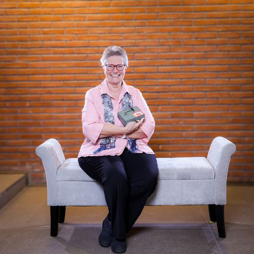 Eine Frau auf einer Sitzbank