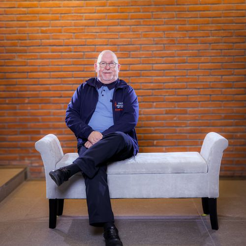 Ein Mann auf einer Sitzbank