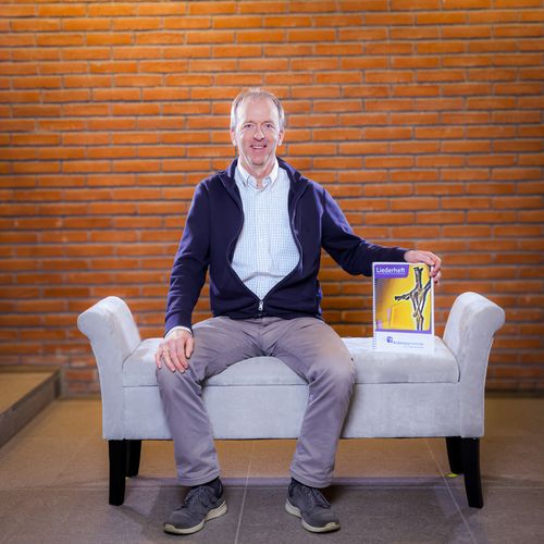 Ein Mann auf einer Sitzbank